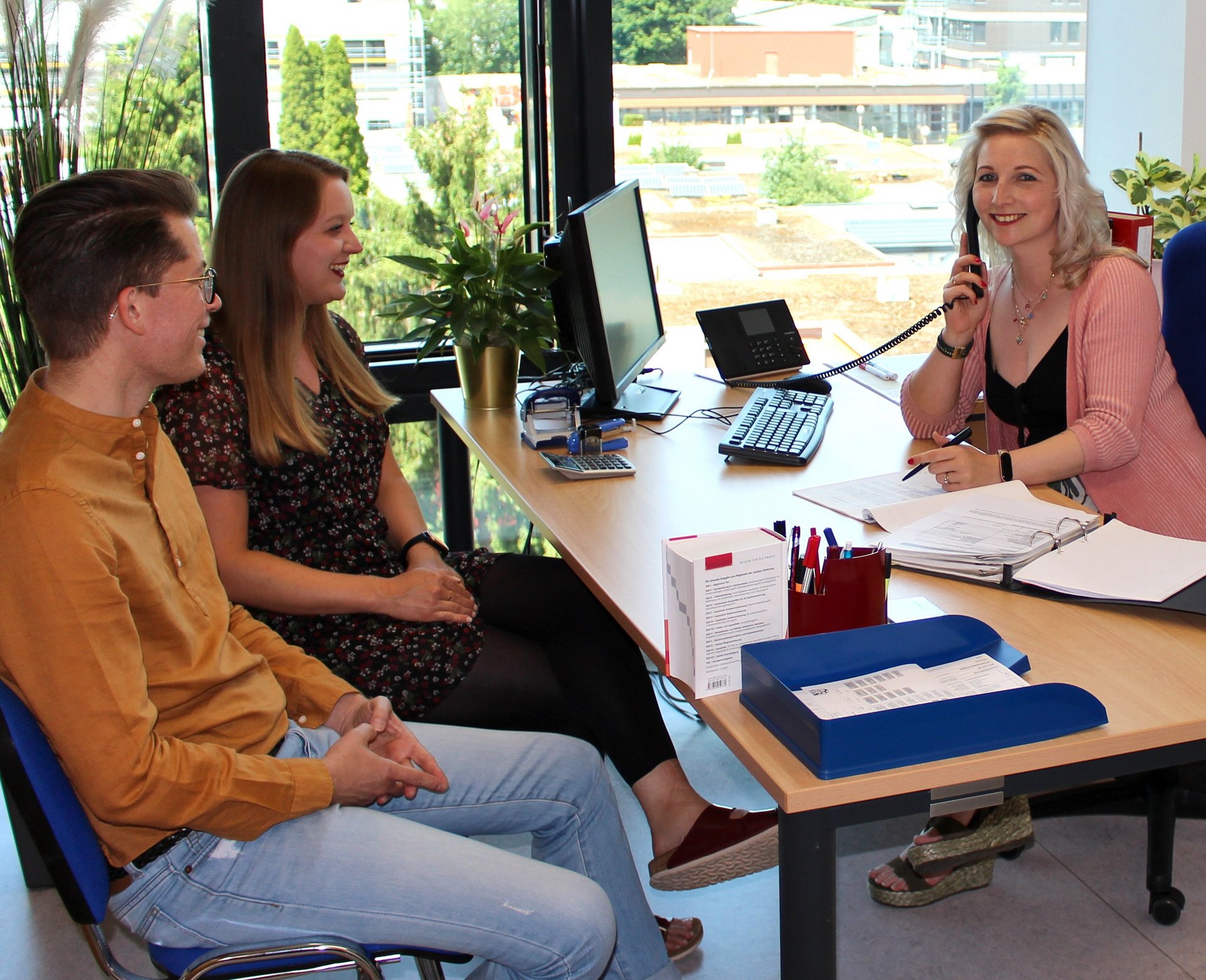 Servicemitarbeiterin des Landratsamtes im Gespräch